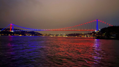 Köprüler 'Polis Haftası' için ışıklandırıldı