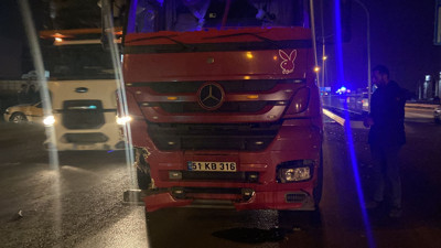 Tır , kırmızı ışıkta bekleyen 2 otomobile çarptı