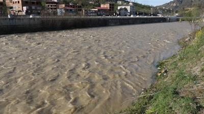 Karadeniz’de büyük tehlike karlar eriyince ortaya çıktı. Ev sahipleri endişeyle yardım bekliyor