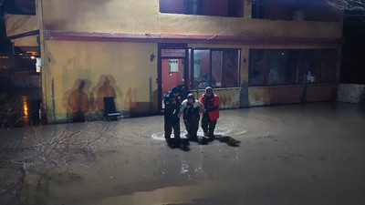 Eriyen karlar su baskınlarına yol açtı: Onlarca kişi evlerinde mahsur kaldı
