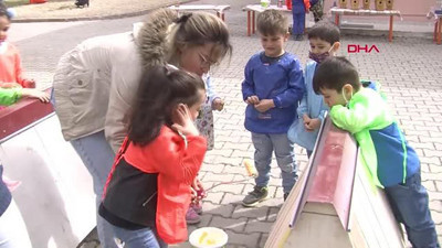 Minik eller, patiler için kulübeleri boyadı