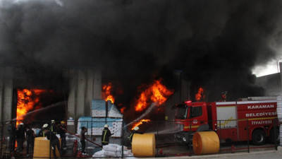 Fabrika alev alev yandı. Dumanlar gökyüzünü kapladı