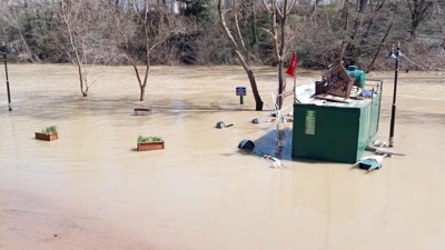 Bartın Irmağı yükseldi büfe sular altında kaldı