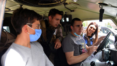 Engelli çocuklar zırhlı araçlarla şehir turu attı