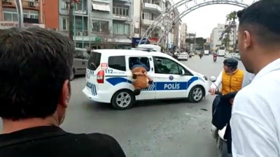 Gözaltına alınan zanlı polis aracının camından kaçmaya çalıştı. O anlar kamerada
