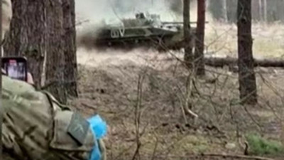 Ukrayna Rus tankını roketlerle vurdu