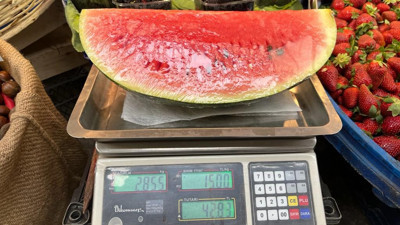 Bir dilim karpuz 40 lira. Tezgahlarda yerini aldı