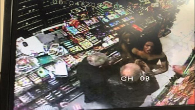 Beyoğlu’nda kapkaça uğrayan kadınlar marketi birbirine kattı