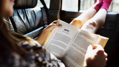 Arabanın içinde kitap okurken neden midemiz bulanır?