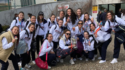 Üniversiteli kızlar voleybola doyurdu. Karşılaşmalar nefes kesti