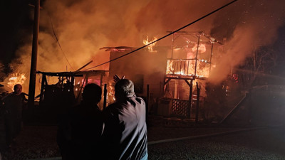 Bolu'da köyde çıkan yangında 3 ev alev alev yandı