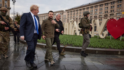 Zelenskiy ve Johnson Kiev sokaklarını gezdi