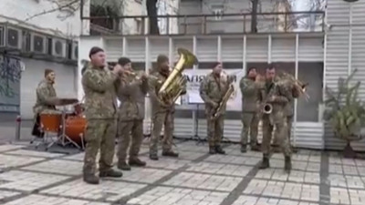 Ukraynalı askerlerden halka moral konseri