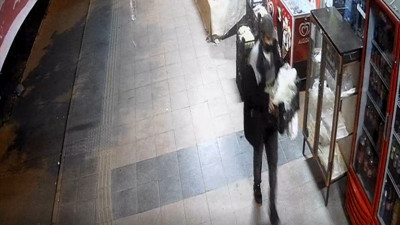 Marketin önündeki muz kasasını kaptı hiçbir şey olmamış gibi yoluna devam etti. Hırsızın rahat tavırları “pes” dedirtti