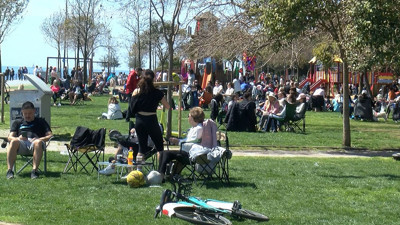 Güneşli gören sahile akın etti! Vatandaşlar güzel havanın tadını böyle çıkardı…