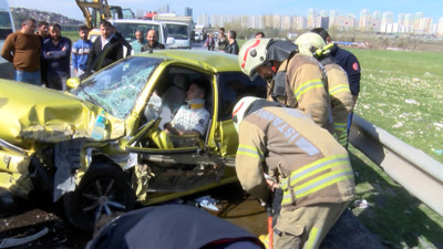 Minibüs ile otomobil kafa kafaya çarpıştı! Sıkışan sürücüyü itfaiye kurtardı...