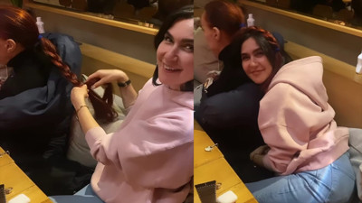 Şevval Sam annesinin saçını ördü