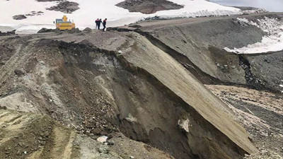 Sivas'ta heyelan! Köy yolu ulaşıma kapandı…