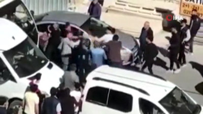 Yol verme kavgasında tekme ve yumruklar hava da uçuştu