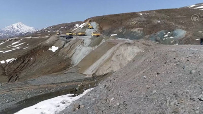 Sivas'ta heyelan: Köy yolunda ulaşım sağlanamıyor