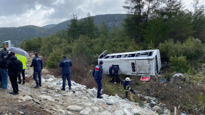 ABD'li turistlerin tur midibüsü devrildi! Çok sayıda yaralı var...