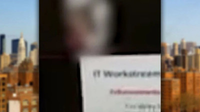 Yönetici videolu toplantısında bir kadınla çıplak yakalandı. Toplantıdaki diğer herkes onları izlemeye koyuldu