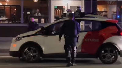 Sürücüsüz araç polis çevirmesine yakalandı. Sürücü bulamayan polislerin büyük şaşkınlığı