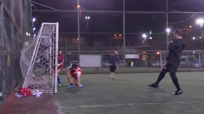 Ekrem İmamoğlu gençlerle maç yaptı bütün paslar ona atıldı