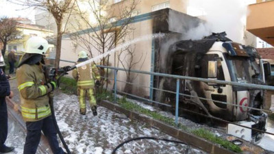 Park halindeki kamyon alev alev yandı