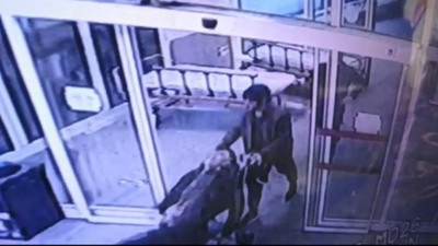 Ev arkadaşlarını öldürüp hastaneye bıraktılar