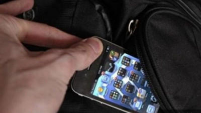 Komşusuna misafirliğe giden şahıs evden cep telefonu çaldı