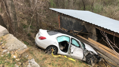 Direksiyon hakimiyetini kaybeden otomobil, samanlığa çarparak durabildi