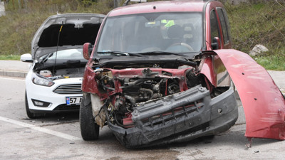 Sinop’ta ters şeritten çıkan araçla kafa kafaya çarpıştı (12 Nisan 2022)