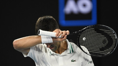 Dönüşü muhteşem olmadı. Djokovic yenilgiyle başladı