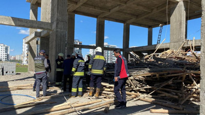 Cami inşaatı çöktü. Yaralılar var