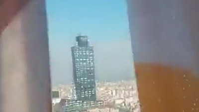 Rambo Okan yine rahat durmadı. Otelin 29.katına çıkıp Galatasaray bayrağını indirdi