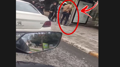 Tartıştığı motosiklet sürücüsünü belindeki silahla tehdit etti