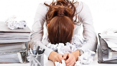 Baş ağrısı, çabuk sinirlenme ve halsizlik yaşayan kadınlar bu belirtileri mutlaka dikkate alın