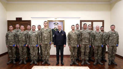 Bakan Akar, komandoları kabul etti