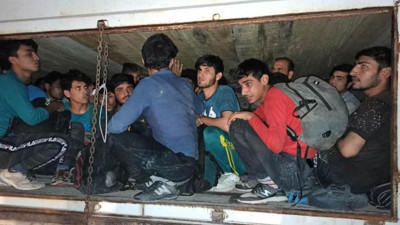 Kaçak göçmenler hem karadan, hem denizden akın akın gelmeye devam ediyorlar