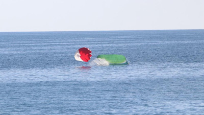 Pilotlar 200 metreden denize indi