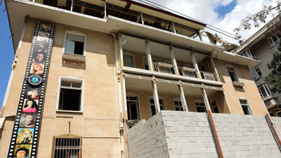 Tarihi binaya duvar örüldü! Görenler şaşkına döndü...