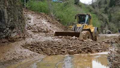 Trabzon'da heyelan! Yol kapandı...