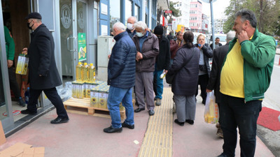 Vatandaş Ayçiçek yağına hücum etti. Dakikalar içinde tükendi