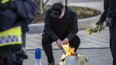 İsveç'te polis koruması altında Kur'an-ı Kerim'i yaktılar