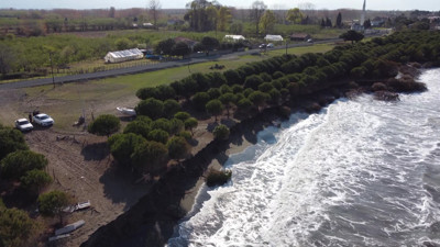 Dalgalar kıyıyı yuttu! Karadeniz evlere yaklaştı…