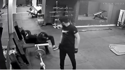 Öğretmeni kaldırdığı halter öldürüyordu