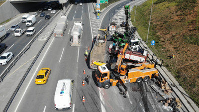 İstanbul TIR'ın dorsesindeki iş makinesi otoyola düştü
