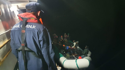 İzmir açıklarında 53 göçmen kurtarıldı