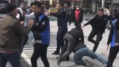 Fatih’te zabıta ve seyyar satıcılar birbirine girdi